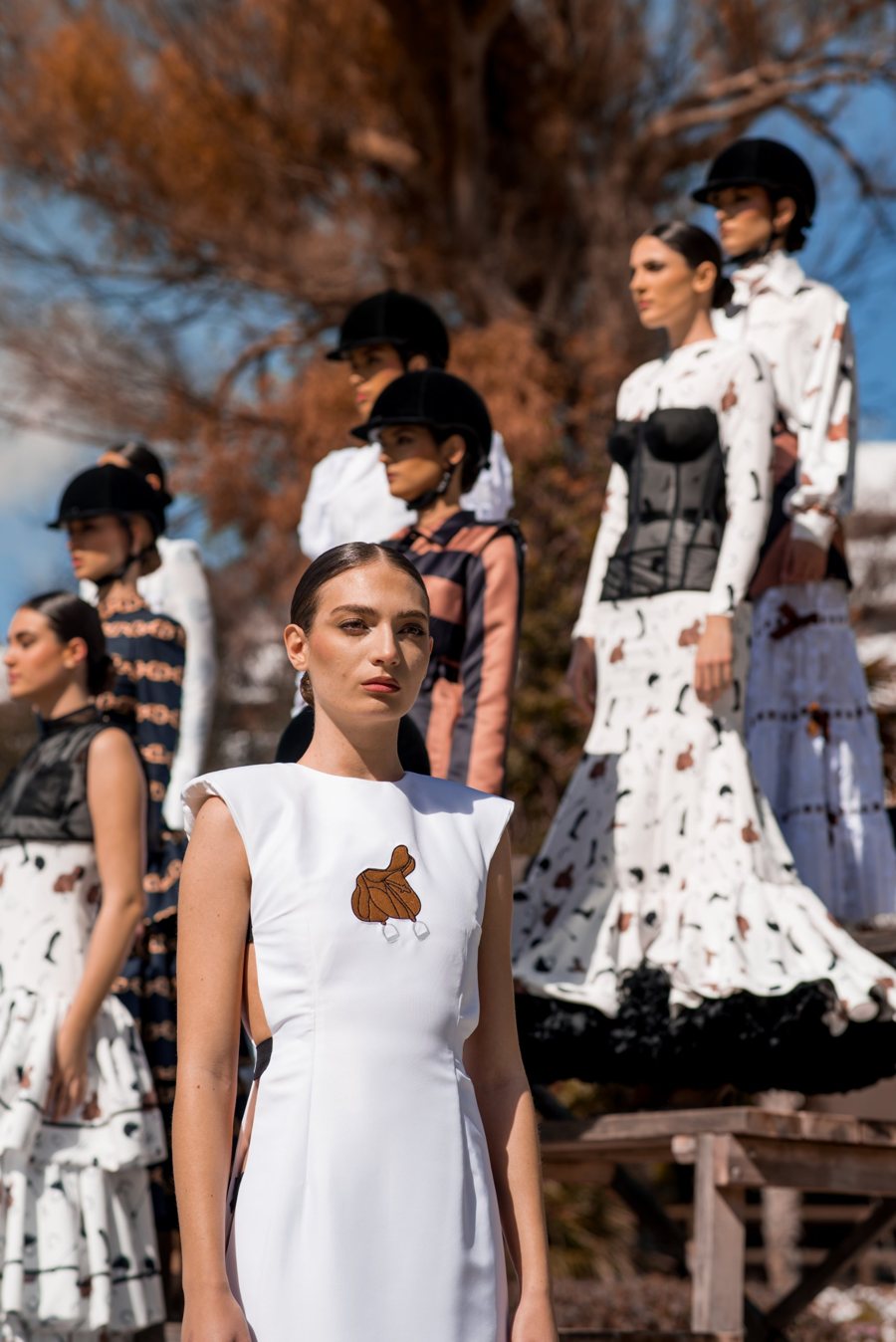 Grupo de modelos con cascos de montar y diseños de inspiración ecuestre