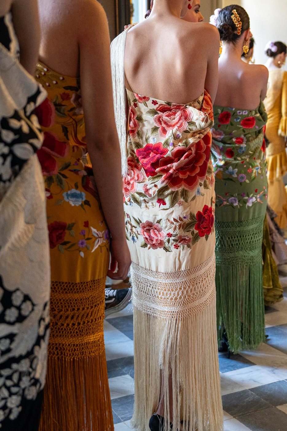 Modelos de espaldas con mantones de Manila bordados