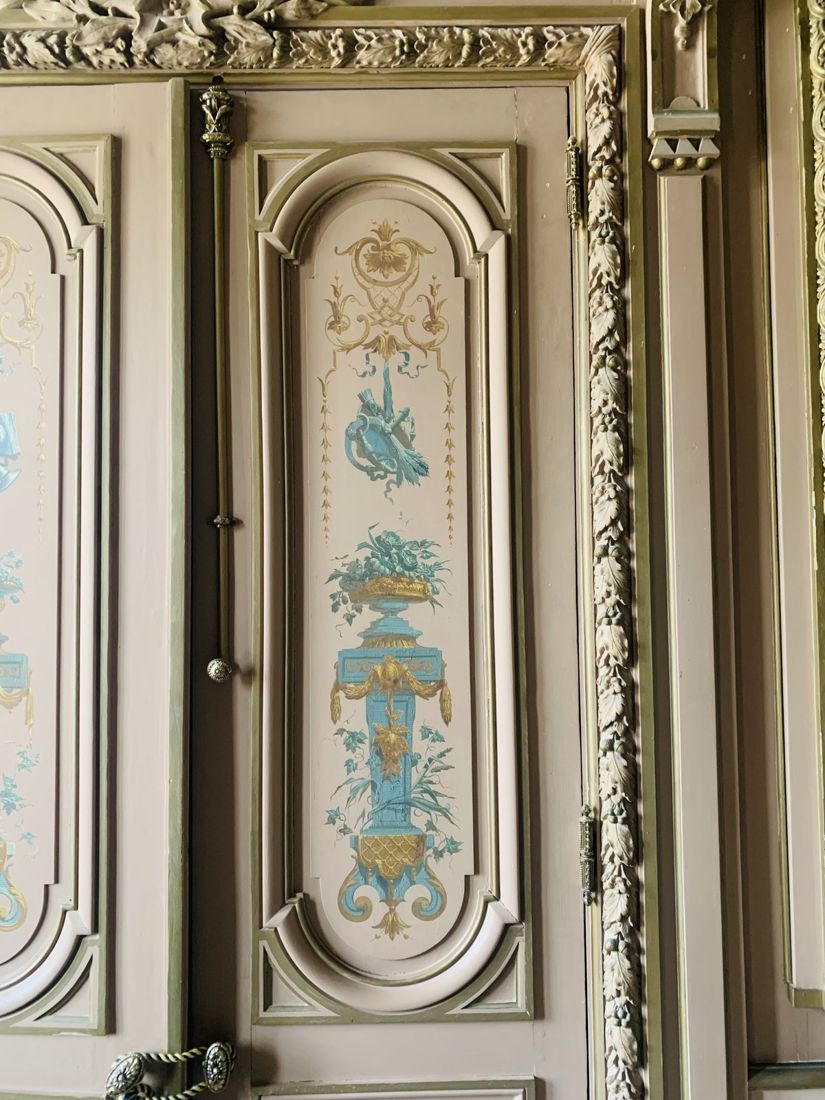Panel decorado de una puerta del Palacio