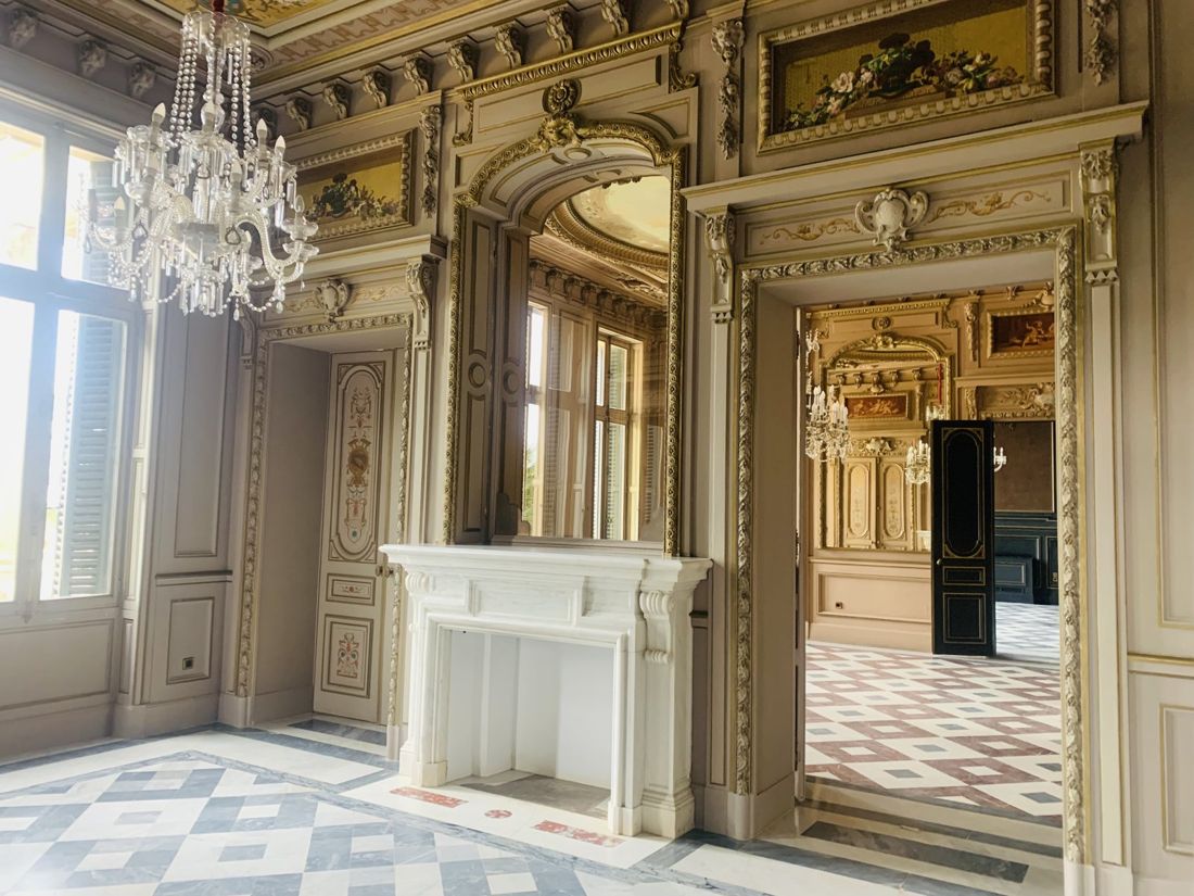 Salón con lámpara de cristal